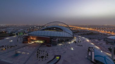 Doha 'da Aspire Zone' nin tepeden tırnağa hava görüntüsü. Yollarda trafik vardı. Sisli hava