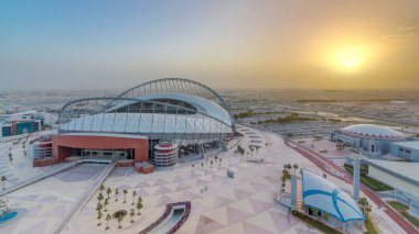 Doha 'da güneş doğarken Aspire Bölgesi' nin havadan görüntüsü. Yollarda ve araba parklarında trafik vardı. Sisli hava