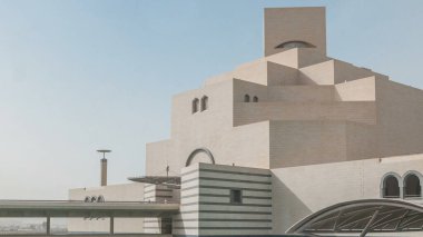 Katar 'ın İslami Sanatlar Müzesi Doha Corniche' in yanındaki insan yapımı adasında, etrafını saran körfeze demirlemiş çayırlarda.