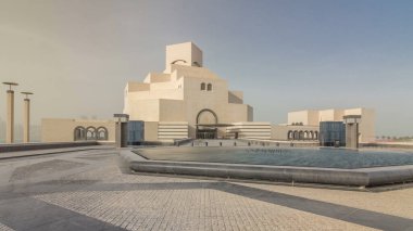 Katar 'ın İslami Sanatlar Müzesi Doha Corniche' nin yanındaki insan yapımı adasında zaman aşımına uğradı. Çeşmeli ön görünüm