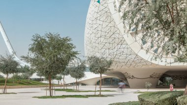Doha 'daki Katar Vakfı tarafından başlatılan Eğitim Şehri Kompleksi zaman çizelgesi. İslam Etütleri ve Cami Fakültesi. Birkaç batı üniversitesini içerir.