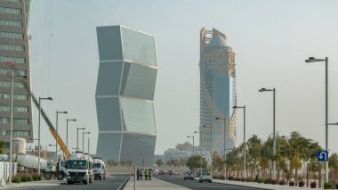Katar, Doha 'daki West Bay lagünündeki zig-zag kuleleri zaman ayarlı. Yollarda trafik vardı. İnşaat alanındaki arabalar