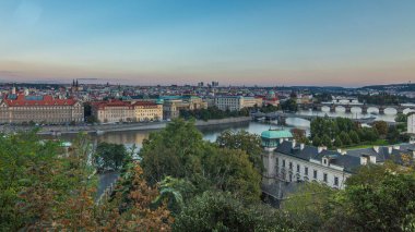 Gün batımı Panorama Prag Prag köprüler timelapse ve Wenceslas ile akşam. Sıcak turuncu ışık. Hanavsky Pavilion üstten görünüm