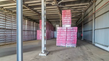 Lojistik, depolama, Sevkiyat, sanayi ve üretim kavramı timelapse hyperlapse - forklift yükleyici işyerinde depoda saklama kargo kutuları taşır.