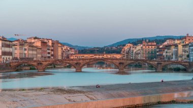 Tuscany City, Housing, Buildings ve Ponte alla Carraia ile Arno River 'ın yaz günü, Floransa, İtalya' da günbatımının ufuk çizgisi manzarası. Turuncu sıcak ışık
