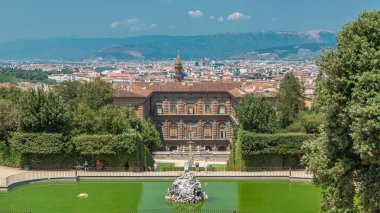 Boboli Bahçeleri Parkı zaman çizelgesi, Neptün Çeşmesi ve İtalya 'nın Floransa kentindeki The Palazzo Pitti' nin uzak bir manzarası. Arka planda eski bir tarihi kasaba. Popüler turizm merkezi.