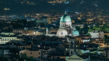 Floransa sinagogu gece vakti yeşil bakır kubbe ile çevrili banliyö konutları. Michelangelo kare perspektifinden hava üstü görünümü