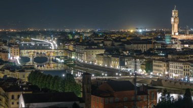 Palazzo Vecchio 'nun ünlü Arnolfo kulesi ve İtalya' nın Toskana kentindeki Piazzale Michelangelo Meydanı 'nın alacakaranlık vaktinde Arno Nehri. Gece aydınlatması