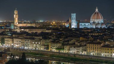 Arnolfo Palazzo Vecchio Kulesi, İtalya 'nın Floransa kenti Piazzale Michelangelo' daki Piazza della Signoria 'daki Basilica di Santa Maria del Fioreon ve gece saatlerinde aydınlandı..