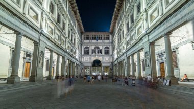 Uffizi Galerisi zaman aşımına uğradı. İtalya 'nın Toskana bölgesindeki Floransa' nın orta kesimindeki Piazza della Signoria 'nın bitişiğindeki seçkin sanat müzesi. Binaların gece aydınlanması