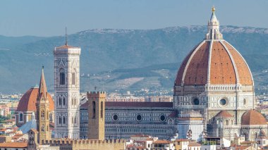 Duomo Santa Maria Del Fiore ve Bargello 'nun hava saatleri Floransa, Toskana, İtalya' daki Piazzale Michelangelo 'dan sabah görüşünde. Kapat.