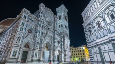 İtalya 'daki Floransa katedrali (Duomo) olan Basilica di Santa Maria del Fiore' un gece zaman atlaması hiperhızının ön görüntüsü. Akşam aydınlatması. Çan kulesi ve kubbe