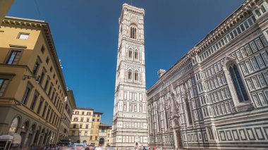Giotto 'nun Campanile kulesi zaman atlaması - Santa Maria del Fiore Bazilikası' nın çan kulesi. Floransa, İtalya. Yazın mavi gökyüzü