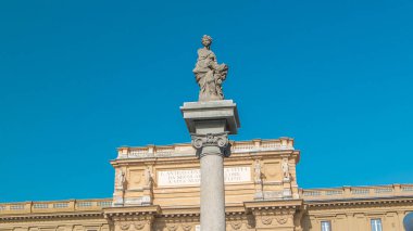 Colonna dell Abbondanza ve Birleşik İtalya 'nın ilk kralı Victor Emmanuel' in anısına Cumhuriyet Meydanı 'nda. Yazın mavi gökyüzü. Floransa, İtalya