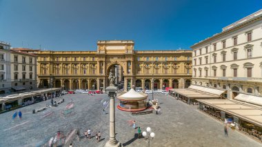 Cumhuriyet Meydanı 'nda Colonna Dell Abbondanza ve Birleşik İtalya' nın ilk kralı Victor Emmanuel II onuruna kemer takıldı. Üst hava manzarası. Yazın mavi gökyüzü. Floransa, İtalya