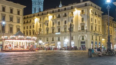 Floransa 'nın tarihi binalarının bulunduğu en büyük şehir meydanlarından biri olan Piazza della β bblica zaman diliminde yürüyen turistler. Arka planda Giotto 'nun Campanile kulesi