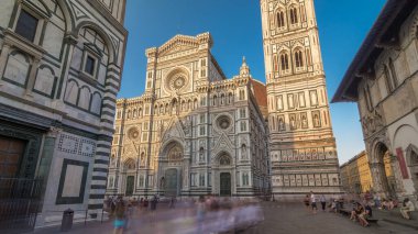 İtalya 'daki Floransa katedrali (Duomo) olan Basilica di Santa Maria del Fiore zaman atlaması hiperlapası ön cephesi. Gölgeler gün batımında ön cephede hareket eder