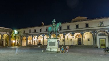 Ferdinando I de Medici heykeli, İtalya 'nın Floransa kentindeki Piazza della Santissima Annunziata' da bulunan Toskana Büyük Dükü, gece vakti aşırı hıza ulaşarak aydınlandı.