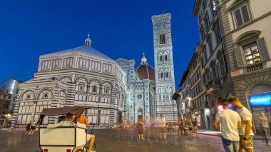 Bazilika di Santa Maria del Fiore ve Baptistery San Giovanni gece gündüz geçiş zamanları. İtalya 'daki Floransa Katedrali (Duomo) kilisesi. Akşam aydınlatması. Güneş battıktan sonra çan kulesi ve kubbe
