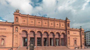 Hamburger Kunsthalle zaman atlaması, Almanya 'nın Hamburg kentindeki bir sanat müzesi olup ülkenin en büyük sanat eserlerinden biridir. Gökyüzünde bulutlar olan tarihi binanın ön görüntüsü