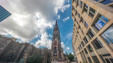 Ehemalige Hauptkirche St. Nikolai zaman atlaması hipervanesine, Hamburg, Almanya 'da yanan Aziz Nicholas Kilisesi' nin çan kulesine bakış açısına bakıyorum. İkonik neogotik anıt sitesi