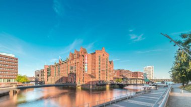 Hamburg 'daki ünlü Speicherstadt, Uluslararası Denizcilik Müzesi, ikonik tuğla binalar, kemer köprüler, kanallar ve rıhtımların yer aldığı hiperhızlandırılmış zaman atlaması. Almanya 'nın tarihi simgesi.