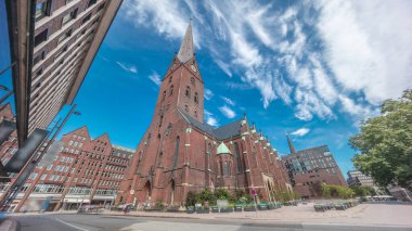 St. Peter Kilisesi ya da Hauptkirche St. Petri zaman atlaması Hamburg, Almanya 'da. Bu Protestan Luteryan kilisesinde yüksek kulesi, trafiği ve mavi gökyüzü arkaplanı olan gotik mimari yer almaktadır.