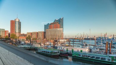 Jan Fedder Gezinti Alanı Hamburg, Almanya 'da, canlı bir liman bölgesi. Günbatımında Elbe Nehri 'nde ünlü binalarla birlikte gemiler ve botlar. Rahatlama ve manzaralı güzellik