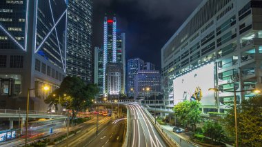 Hong Kong 'un Merkez Bölgesi' ndeki banka kulesinin yakınındaki Hong Kong trafik hız sınırı. Gökdelenler, çarpıcı gece manzarası köprü ve gökyüzü Hong Kong için..