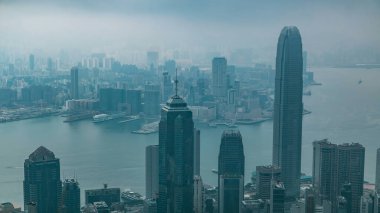 Sisli bir sabahta Victoria tepesinden Hong Kong 'un hava görüntüsü. Yüksek kuleler ve Victoria Limanı.