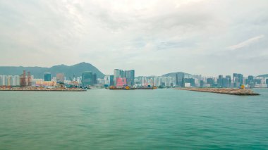Star Ferry 'den Victoria Limanı' na doğru görüntüler. Zaman atlaması, süratli sürat. Diğer gemiler Hong Kong 'un ufuk çizgisi gibi yelken açıyor.