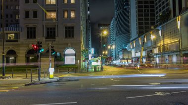 Tsim Sha Tsui caddesindeki neon ışıkları Pehinsula yakınlarındaki trafik yüzünden aşırı hızlanıyor. Tsim Sha Tsui caddesi Hong Kong 'da çok popüler bir alışveriş merkezidir..