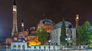 Ayasofya 'yı İstanbul' daki çiçekli antik ortodoks tapınağıyla alacakaranlıkta aydınlattı. Aya-Sofya Ortaçağ Konstantinopolis 'inin Bizans mimarisinin simgesi. Kutsal Sofya Katedrali