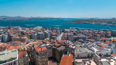 Galata Kulesi 'nin Beyoğlu bölgesi ve İstanbul, Türkiye' nin karşıt kıyılarındaki Sultanahmet 'le olan zaman çizelgesi. Güneşli bahar gününde feribot trafiği