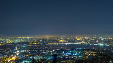 İstanbul 'da Camlica Tepesi' ndeki Asyalı kesiminden alınan trafiğin de olduğu besiktas ilçesinin gece manzarası. Yüzen gemiyle Boğaz suyuna yansıma