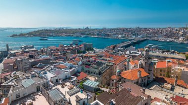 Galata Kulesi 'nden Galata Köprüsü' ne Beyoğlu bölgesi ile İstanbul, İstanbul 'un zıt kıyılarındaki Sultanahmet' i birbirine bağlayan manzara. Güneşli bahar gününde feribot trafiği