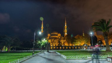 Mavi Cami 'nin gece vakti aşırı hız yapması, altın ışıkla aydınlatılması, İstanbul' da alacakaranlıkta olması. Sultanahmet Camii Camii, Türkiye 'deki Osmanlı mimarisinin ünlü İslam anıtı olan altı minareli camii..