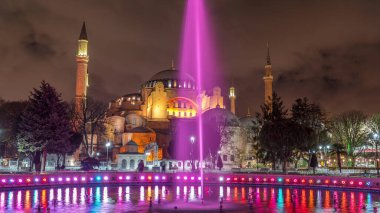Ayasofya zaman aşımına uğrayan bir çeşme, Hıristiyan ataerkil bazilikası, imparatorluk camisi ve şimdi de bir müze, İstanbul, Türkiye