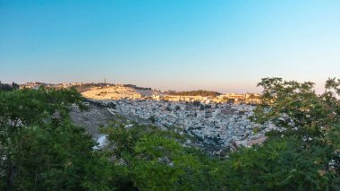 Kudüs 'ün eski kenti, zaman çizelgesi panoraması. Müslüman Mahallesi, Batı Şeria. Gün batımında gökyüzü manzarası. Gölge, eski binaların bulunduğu tepeyi kaplıyor.
