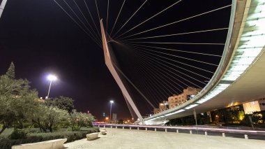 Santiago Calatrava gece timelapse hyperlapse Kudüs'e giriş köprünün görünümünü. Yolda trafik