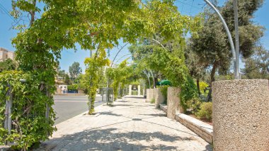 Kudüs timelapse hyperlapse Özgürlük Çanı Kopyası - Liberty Bell Park. Yaz gününde mavi gökyüzü