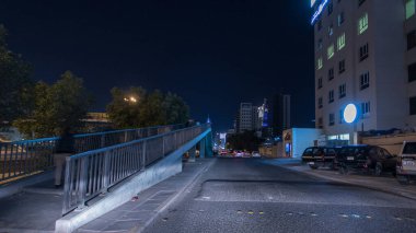 Kuveyt 'te şehir otobanındaki trafiğin içinden geç. Zaman ayarlı hiperhızlandırılmış saçmalıklar. Kuveyt, Orta Doğu