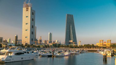 Kuveyt 'te güneş doğduktan sonra Sharq Marina Limanı' nda yatlar ve tekneler. Modern kuleler suya yansıyor. Kuveyt Şehri, Orta Doğu.