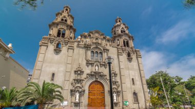 Lima 'daki Parroquia Virgen Milagrosa Kilisesi. Kennedy Park zamanına yakın, Peru. Mavi gökyüzünde bulutlar