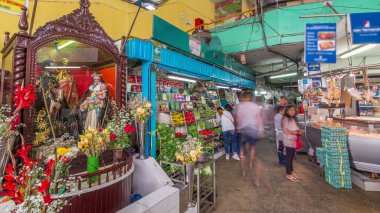 Surquillo Market zaman atlaması, Lima, Peru. Lima 'nın en büyük gıda pazarı. Tezgahtaki satıcılar sebze, meyve ve et satıyor.