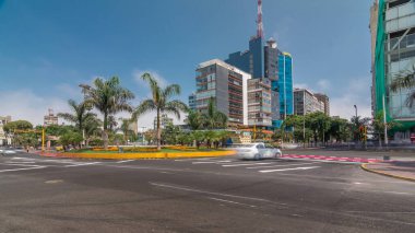 Plaza Grau Meydanı 'nda büyük bir kavşak ve Lima' da trafik zamanı aşırı hız. Arkaplanda gökdelenler