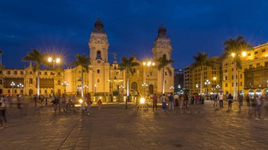 Plaza de Armas 'daki çeşme, Plaza Mayor olarak da bilinen geçiş zamanı, Lima' nın tarihi merkezinin merkezinde yer almaktadır. Arka planda aydınlatılmış katedral
