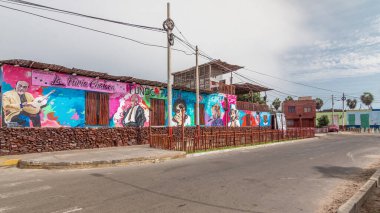 Gamarra caddesinden Santa Rosa parkına ve oradan da rıhtıma hızlı bir yürüyüş. Monumental Callao, Lima hiperlapse yakınlarındaki yeni moda alanlarından biri. Renkli evleri ve restoranları olan bir sokak. Lima Peru.