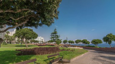 El Parque del Amor 'da hızlı yürüyüş ya da Aşk Parkı Hiperhızlandırması Miraflores, Lima, Peru' da. İnsanlar banklarda oturup yürüyorlar. Yeşil çimenler ve ağaçlar