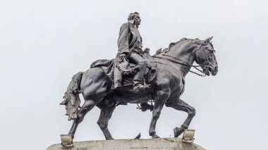 Peru, Lima 'daki San Martin plazasında Jose de San Martin anıtı. Arka planda bulutlu bir gökyüzü